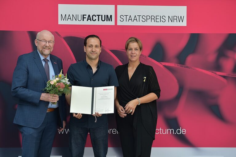 Preisträger Zouhair Zouirech mit Urkunde