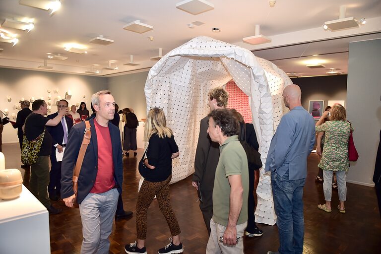Papierinstallation von Zohair Zouirech im Dortmunder Museum