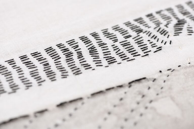 Detail des textilen Wandobjekts von Gabi Mett