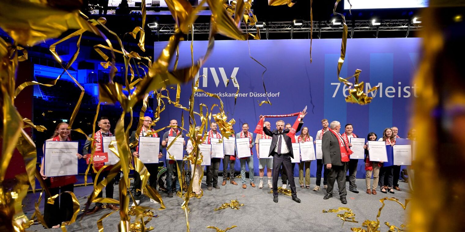 Die 17 Jahresbesten mit Präsident Ehlert und Minister Laumann auf der Bühne im Konfettiregen.