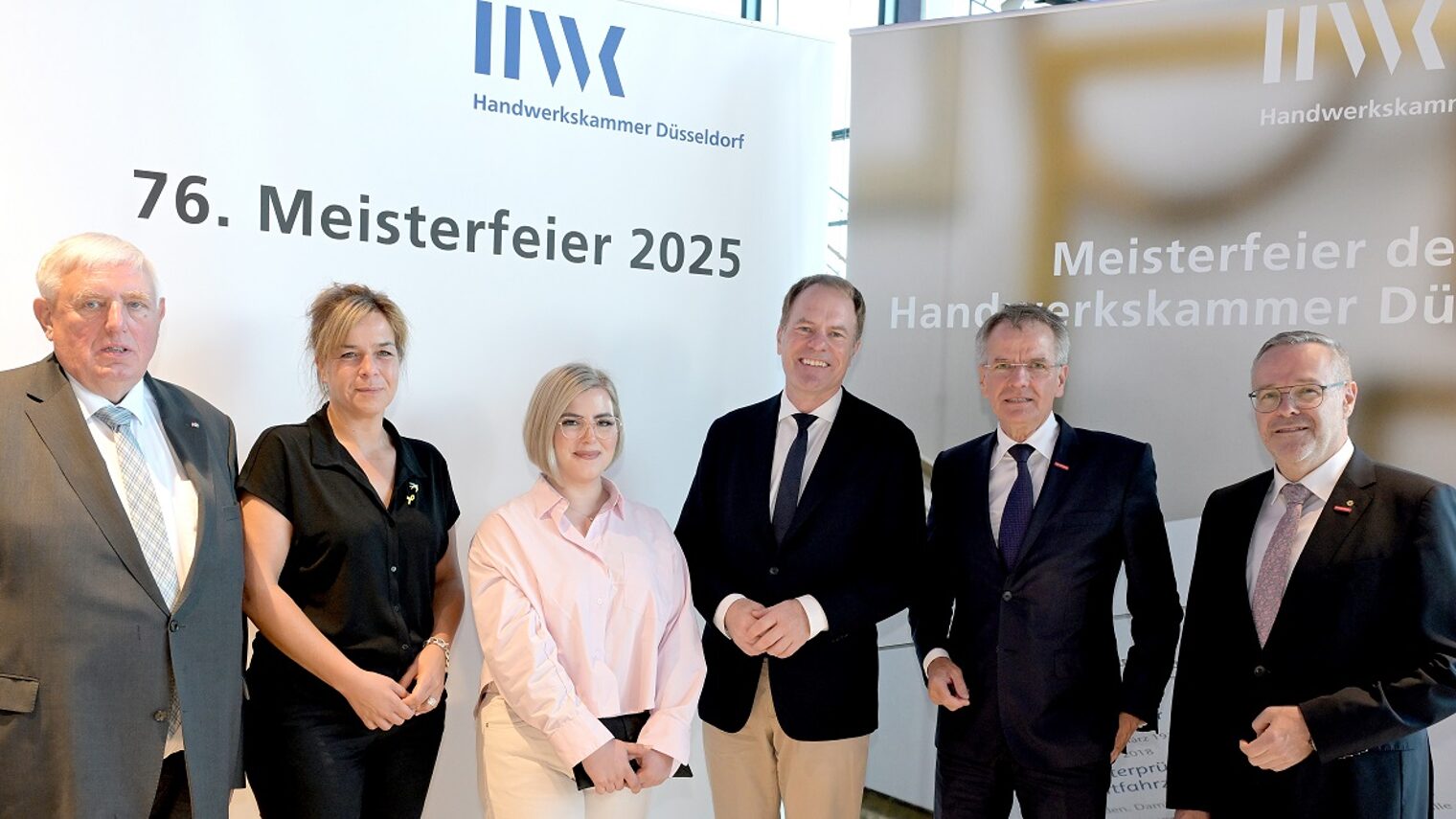 Die Teilnehmenden posieren für ein Pressefoto anlässlich der 76. Meisterfeier.