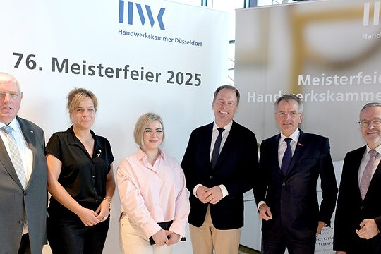 Die Teilnehmenden posieren für ein Pressefoto anlässlich der 76. Meisterfeier.