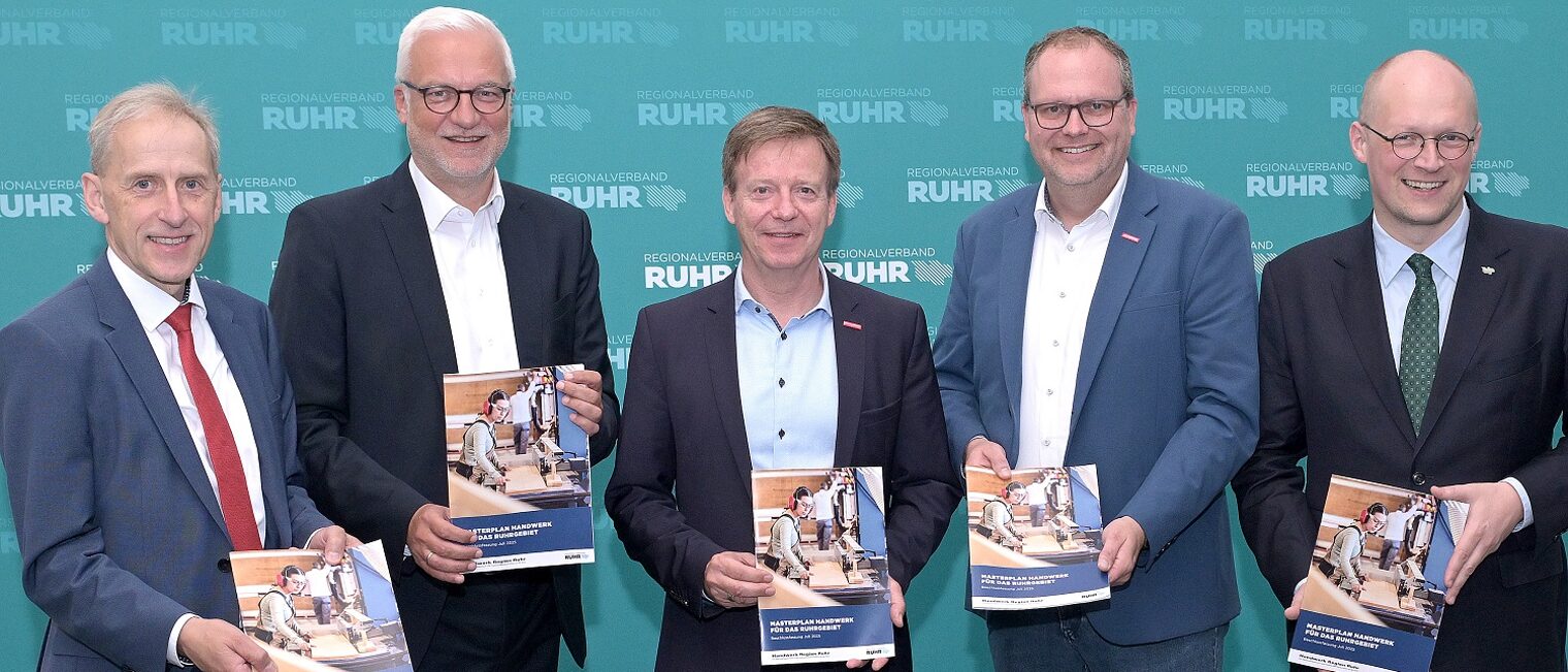 (v.l.) Dr. Axel Fuhrmann, Garrelt Duin, Carsten Harder, Markus Hartmann und Stefan Kuczera bei der Pressekonferenz zur Vorstellung des Masterplans Handwerk