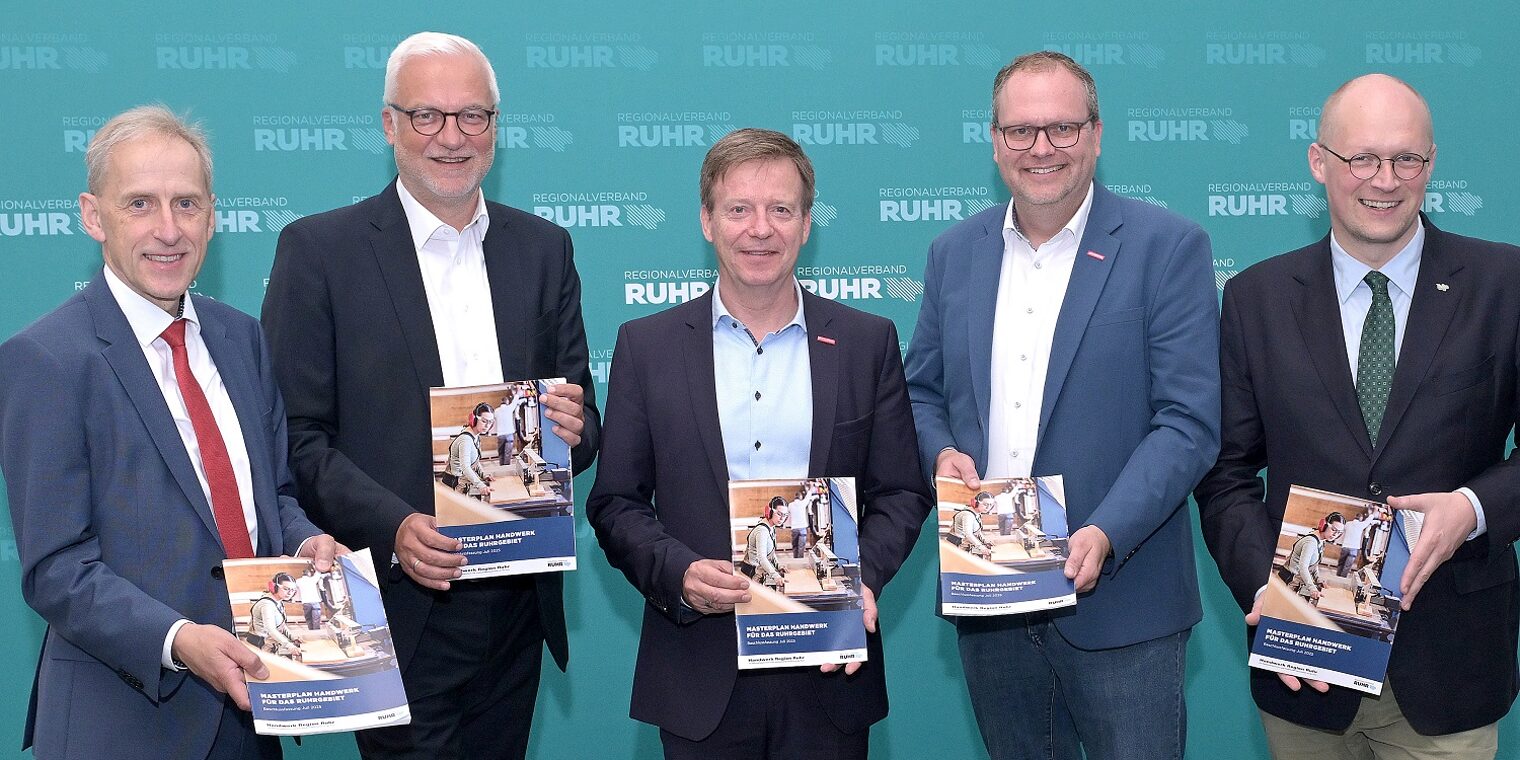 (v.l.) Dr. Axel Fuhrmann, Garrelt Duin, Carsten Harder, Markus Hartmann und Stefan Kuczera bei der Pressekonferenz zur Vorstellung des Masterplans Handwerk