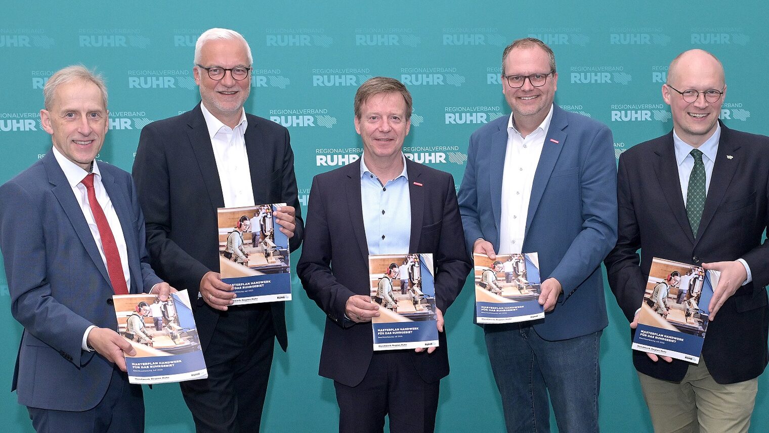 (v.l.) Dr. Axel Fuhrmann, Garrelt Duin, Carsten Harder, Markus Hartmann und Stefan Kuczera bei der Pressekonferenz zur Vorstellung des Masterplans Handwerk
