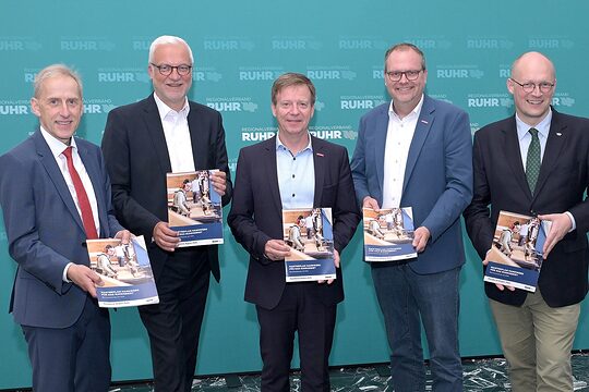 (v.l.) Dr. Axel Fuhrmann, Garrelt Duin, Carsten Harder, Markus Hartmann und Stefan Kuczera bei der Pressekonferenz zur Vorstellung des Masterplans Handwerk