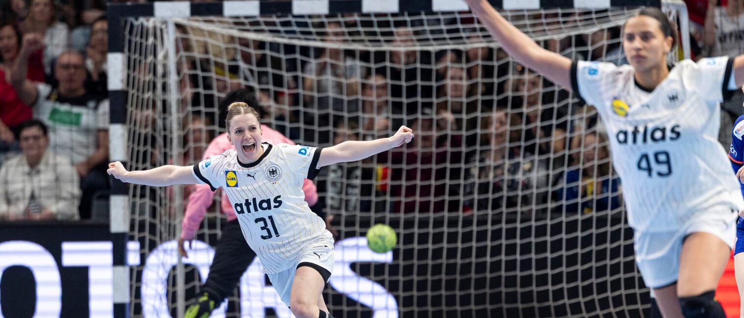 Zwei Spielerinnen der Frauen-Handball-Nationalmannschaft jubeln nach einem Tor.