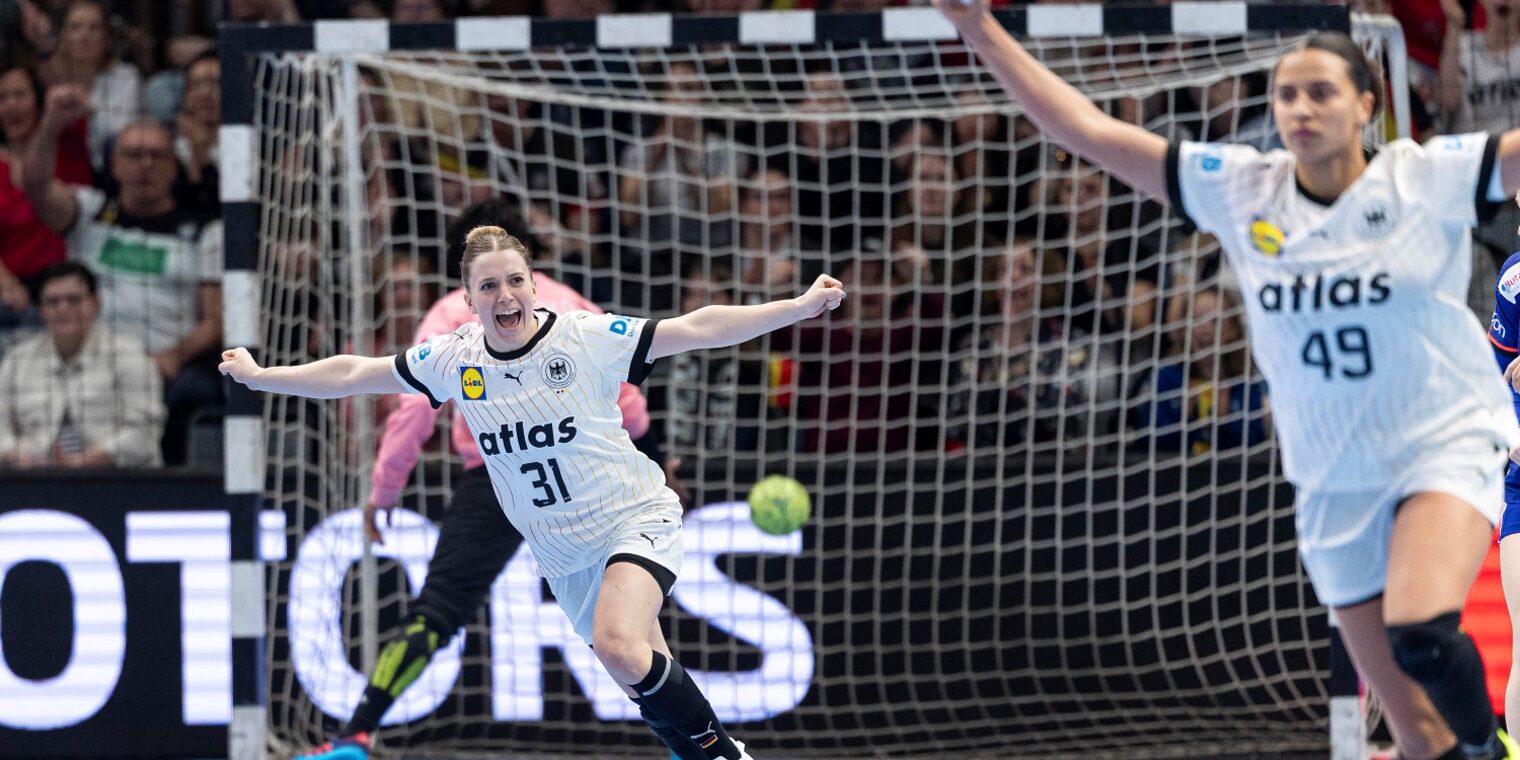 Zwei Spielerinnen der Frauen-Handball-Nationalmannschaft jubeln nach einem Tor.