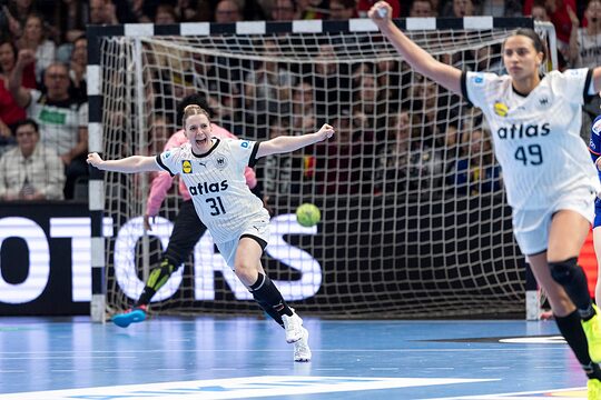 Zwei Spielerinnen der Frauen-Handball-Nationalmannschaft jubeln nach einem Tor.