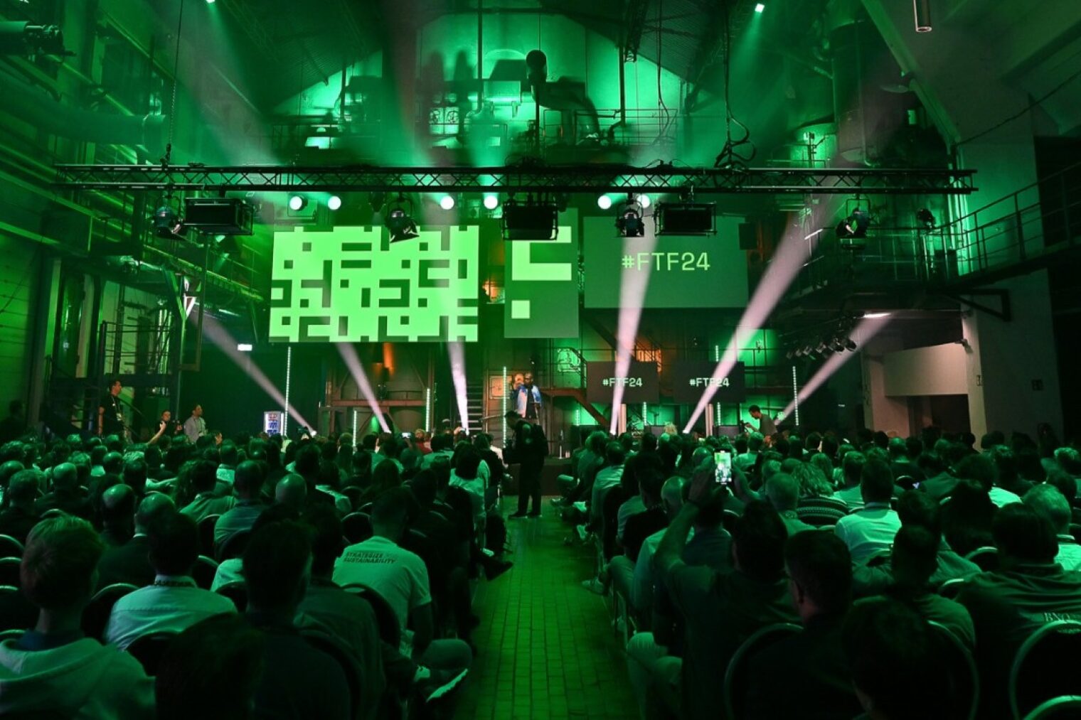 Publikum bei einer Laser-Show in den Hallen der Böhler-Werke