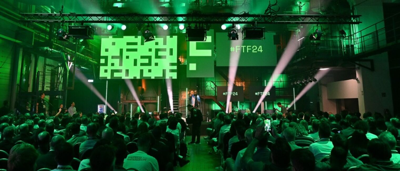 Publikum bei einer Laser-Show in den Hallen der Böhler-Werke