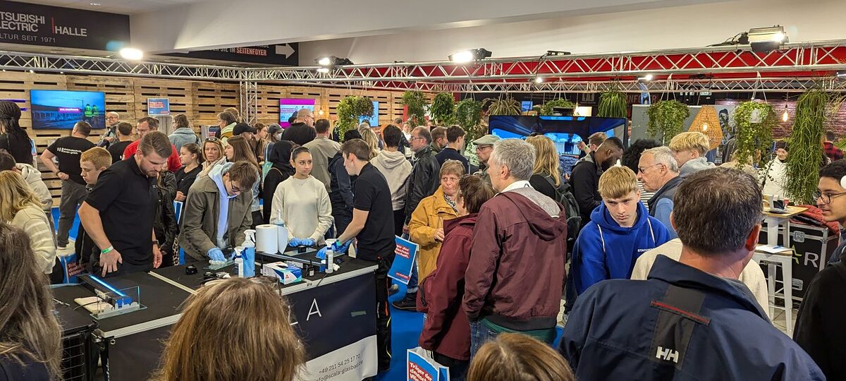 Viele junge Besucherinnen und Besucher an verschiedenen Ständen der Erlebniswelt Handwerk