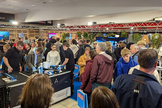 Viele junge Besucherinnen und Besucher an verschiedenen Ständen der Erlebniswelt Handwerk