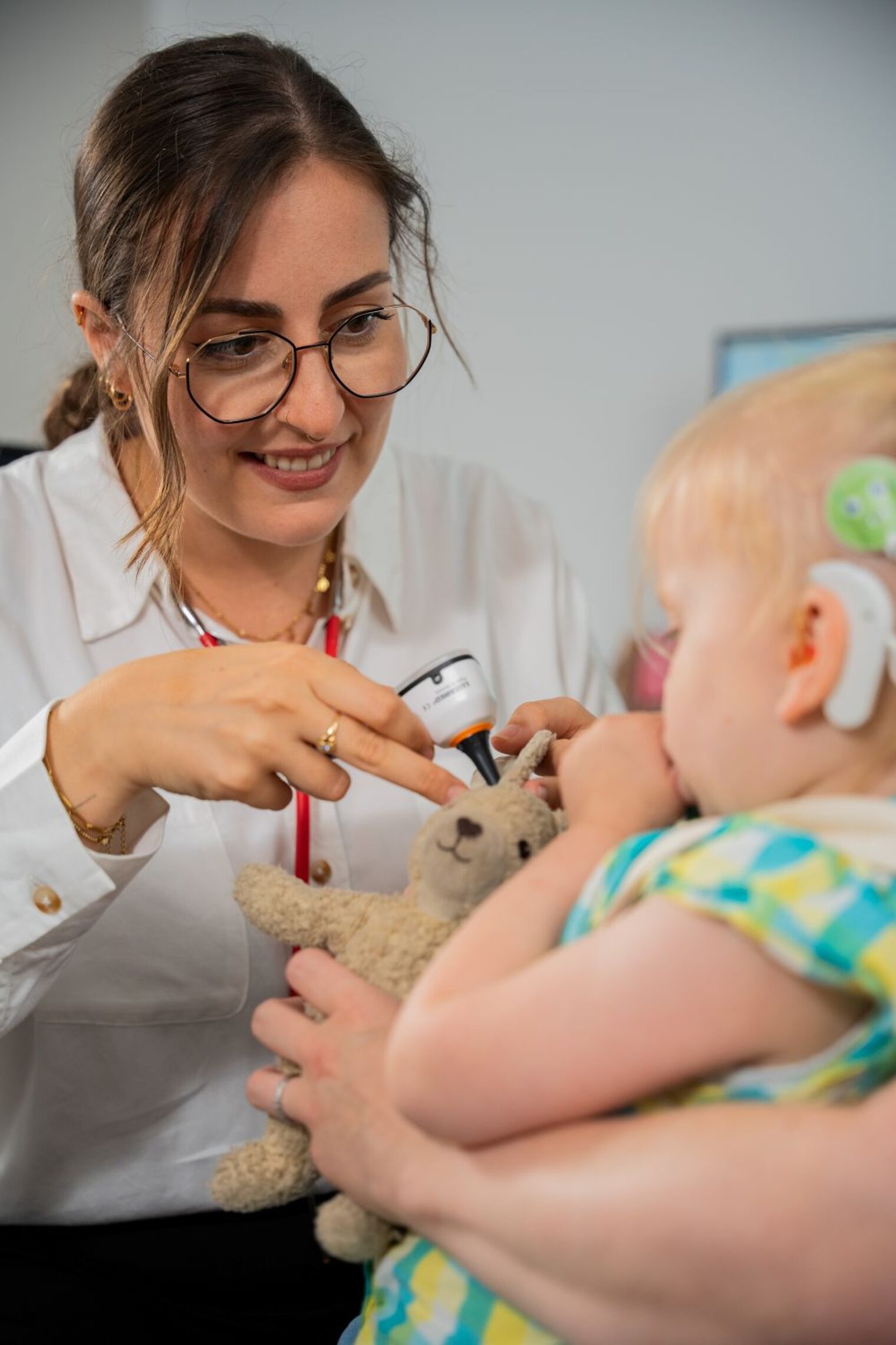 Selina Pandiscia untersucht ein Baby