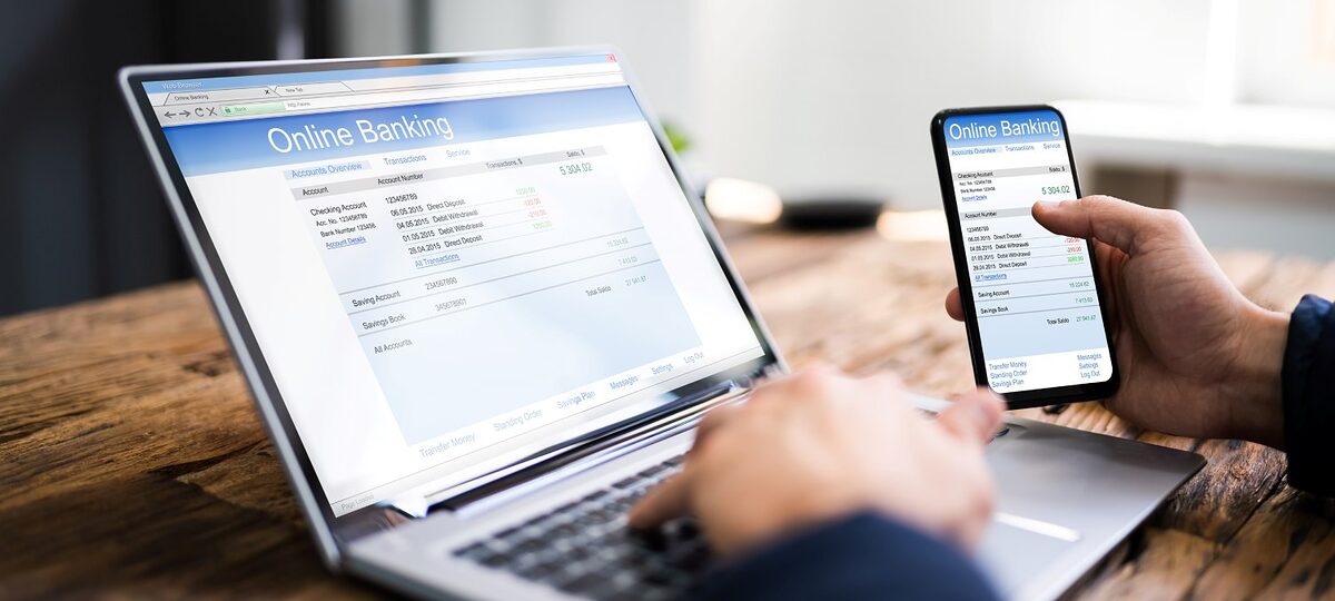 Online-Bankzahlung und Geldtransfer auf dem Laptop-Monitor