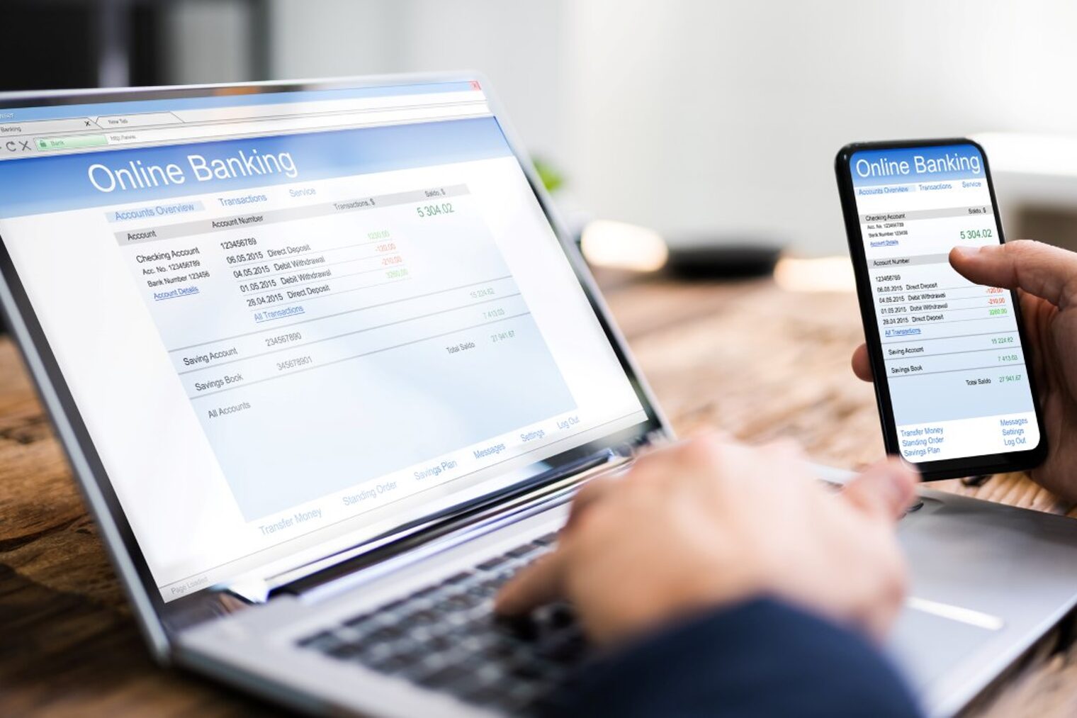 Online-Bankzahlung und Geldtransfer auf dem Laptop-Monitor