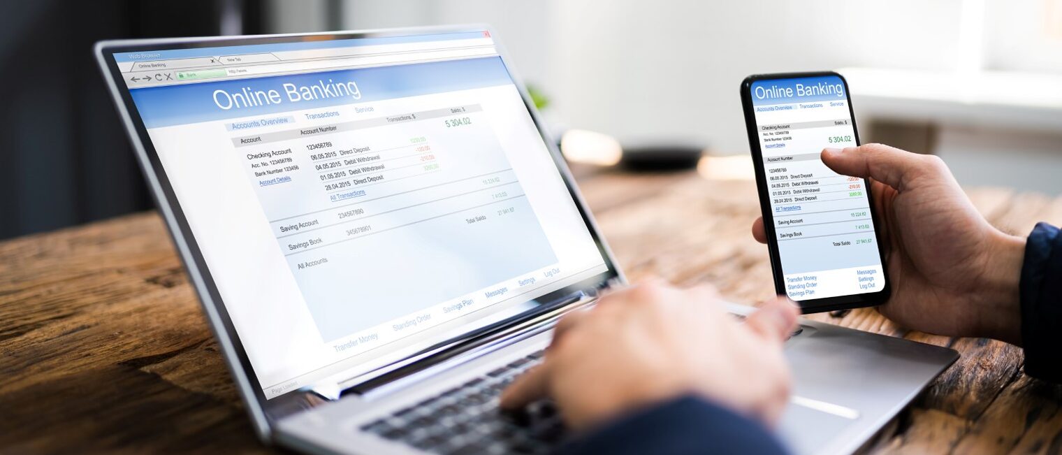 Online-Bankzahlung und Geldtransfer auf dem Laptop-Monitor