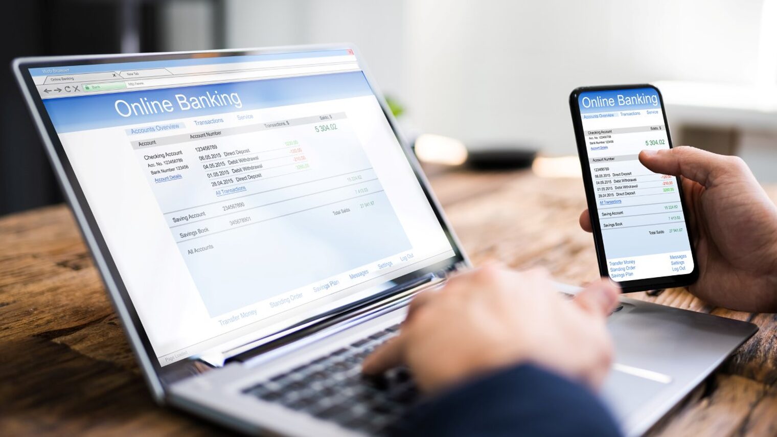 Online-Bankzahlung und Geldtransfer auf dem Laptop-Monitor