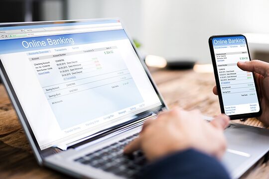 Online-Bankzahlung und Geldtransfer auf dem Laptop-Monitor