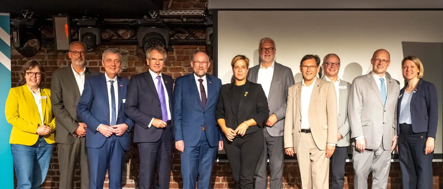 Masterplan Handwerk Ruhr 05.09.25 Die Podiumsteilnehmer posieren für ein Pressefoto.