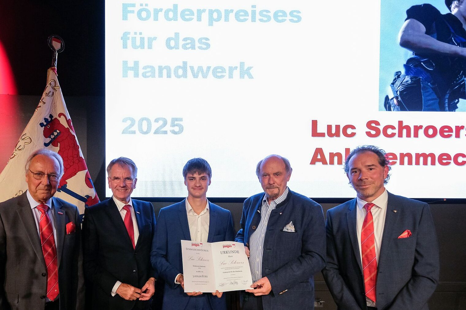 Luc Schroers (Bildmitte) mit (v.l.) Hans-Joachim Hering (Unternehmerverband Handwerk), Handwerkskammer-Präsident Andreas Ehlert, Jonges-Baas Reinhard Hahlhege und Vize-Baas David Mondt
