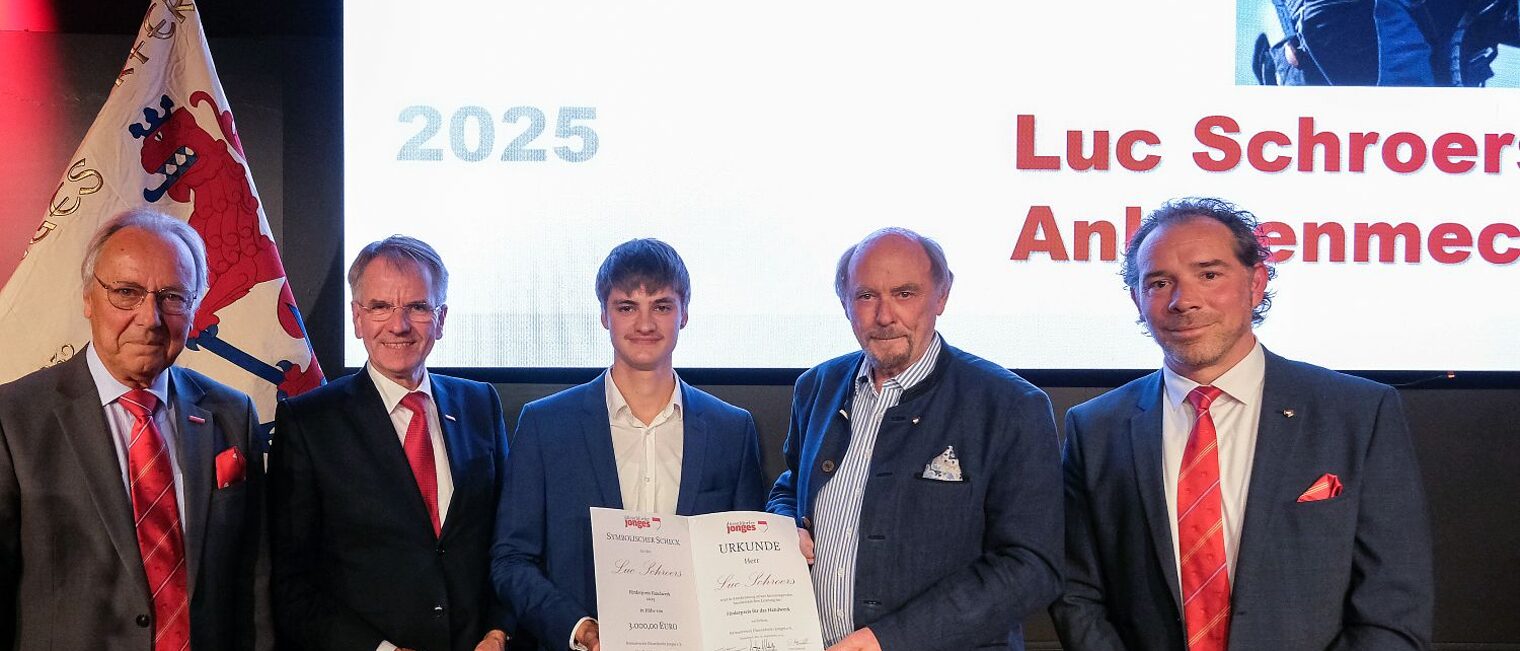 Luc Schroers (Bildmitte) mit (v.l.) Hans-Joachim Hering (Unternehmerverband Handwerk), Handwerkskammer-Präsident Andreas Ehlert, Jonges-Baas Reinhard Hahlhege und Vize-Baas David Mondt
