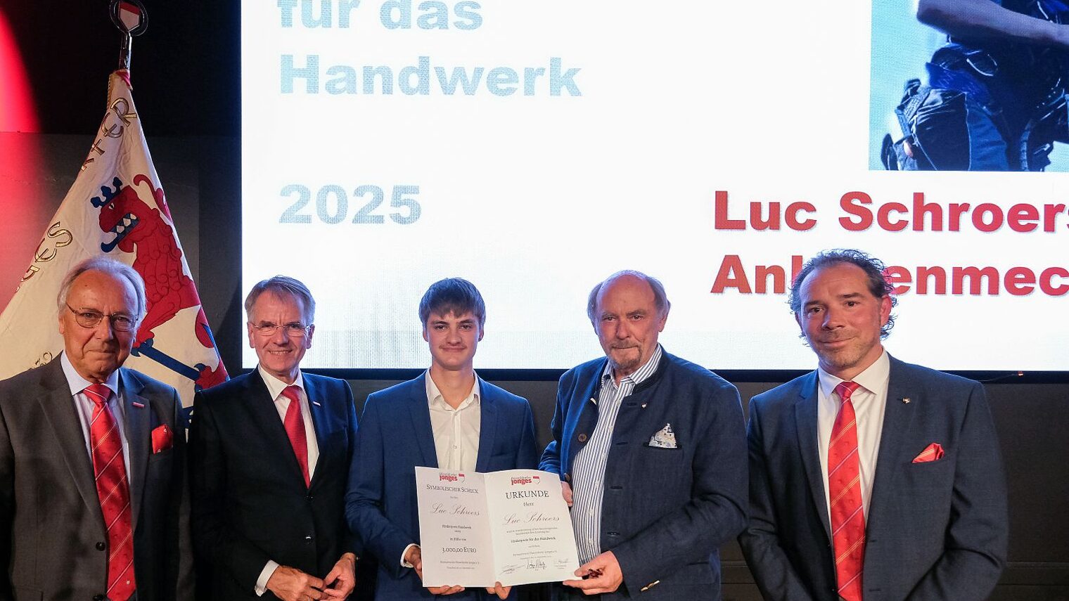 Luc Schroers (Bildmitte) mit (v.l.) Hans-Joachim Hering (Unternehmerverband Handwerk), Handwerkskammer-Präsident Andreas Ehlert, Jonges-Baas Reinhard Hahlhege und Vize-Baas David Mondt