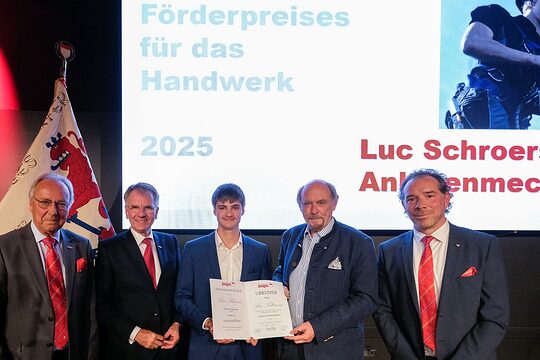 Luc Schroers (Bildmitte) mit (v.l.) Hans-Joachim Hering (Unternehmerverband Handwerk), Handwerkskammer-Präsident Andreas Ehlert, Jonges-Baas Reinhard Hahlhege und Vize-Baas David Mondt