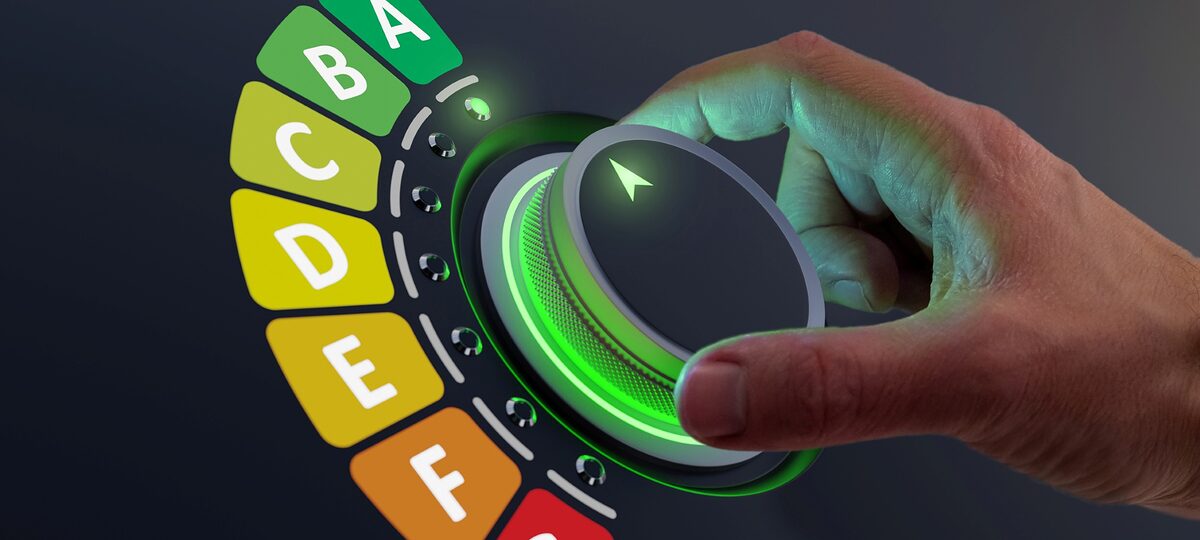 Eine Hand betätigt einen Regler, den man auf die verschiedenen Energieeffizienz-Labels stellen kann.