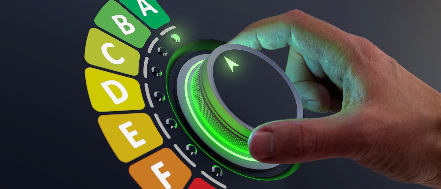 Eine Hand betätigt einen Regler, den man auf die verschiedenen Energieeffizienz-Labels stellen kann.