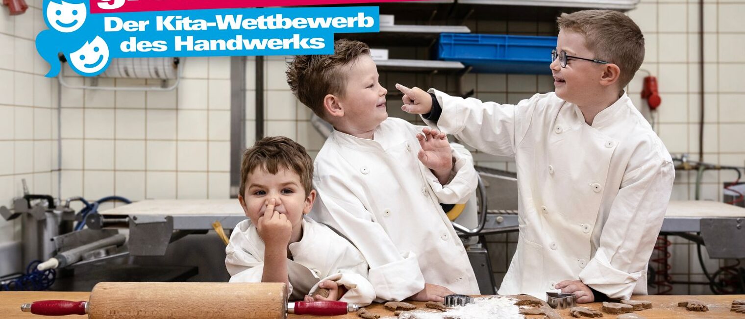 3 Kinder in einer Backstube beim Keksebacken albern herum. Text: Kleine Hände, große Zukunft. Der Kita-Wettbewerb des Handwerks.