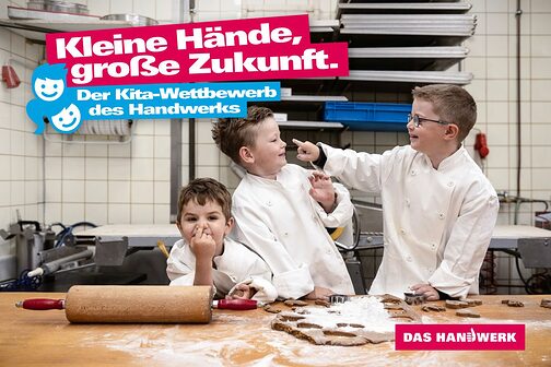 3 Kinder in einer Backstube beim Keksebacken albern herum. Text: Kleine Hände, große Zukunft. Der Kita-Wettbewerb des Handwerks.