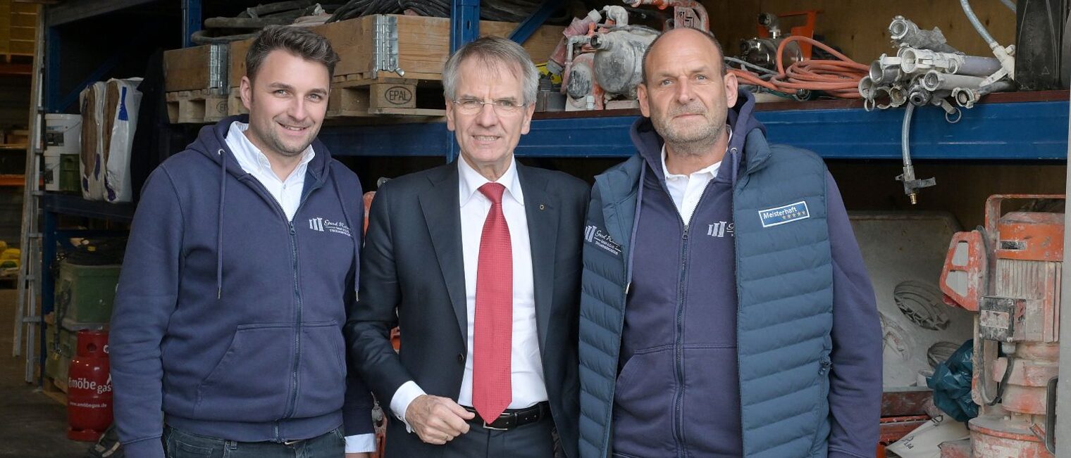 Geschäftsführer David Reingen, Präsident Andreas Ehlert und Geschäftsführer Gerd Reingen im Stuckateurbetrieb Reingen