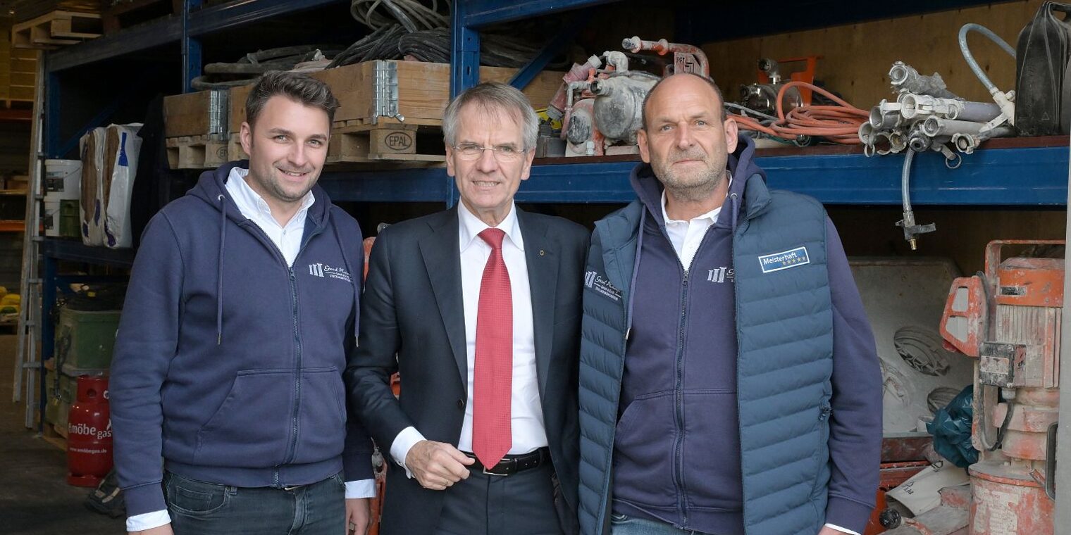 Geschäftsführer David Reingen, Präsident Andreas Ehlert und Geschäftsführer Gerd Reingen im Stuckateurbetrieb Reingen