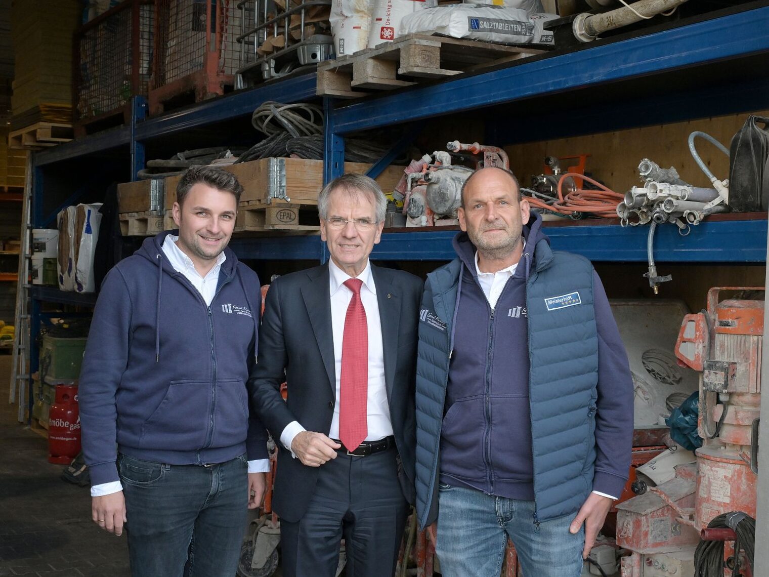 Geschäftsführer David Reingen, Präsident Andreas Ehlert und Geschäftsführer Gerd Reingen im Stuckateurbetrieb Reingen