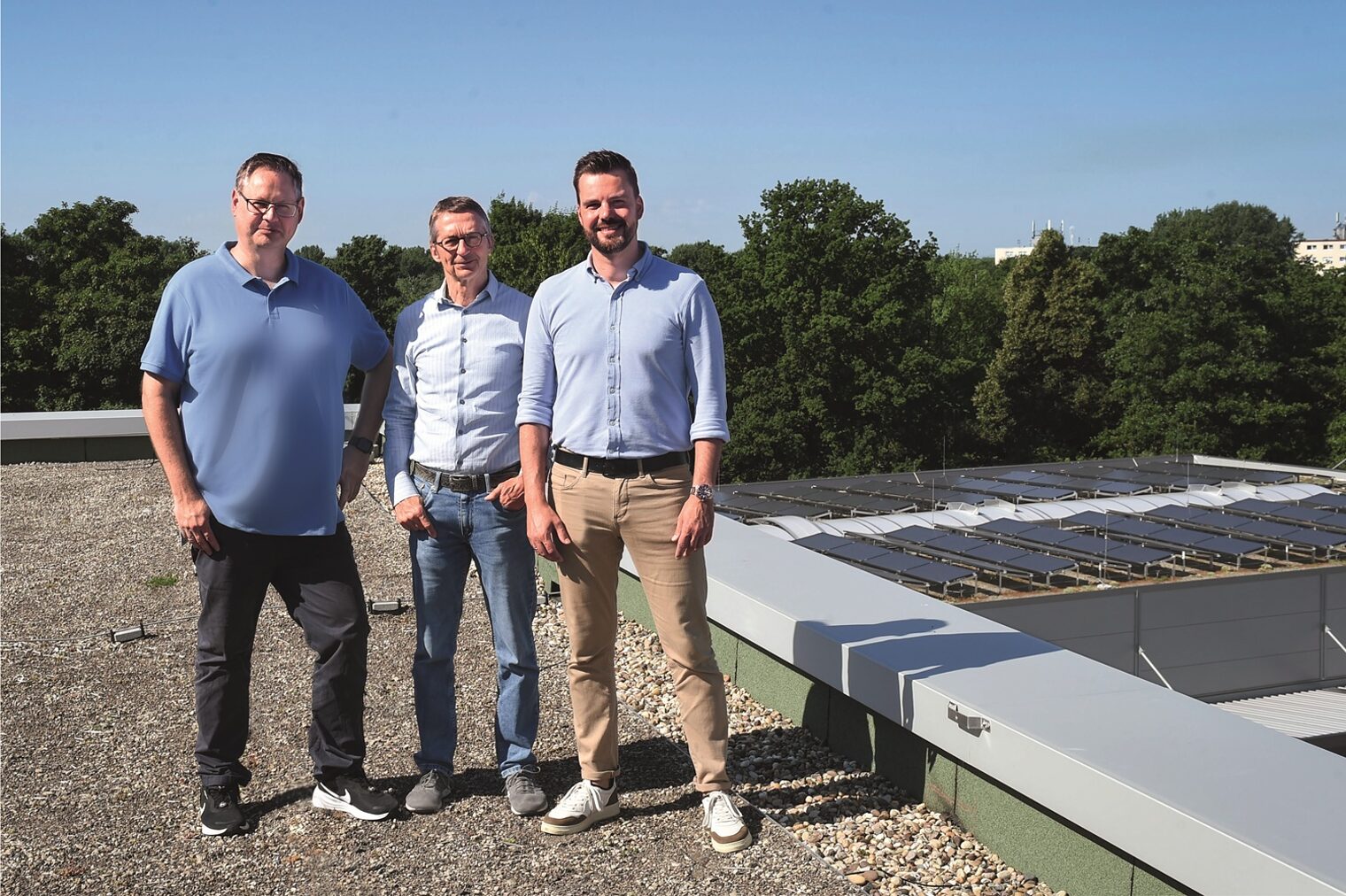 Die drei Geschäftsführer der Firma Soeffing stehen auf dem Dach ihres neuen Bürogebäudes in Hilden.