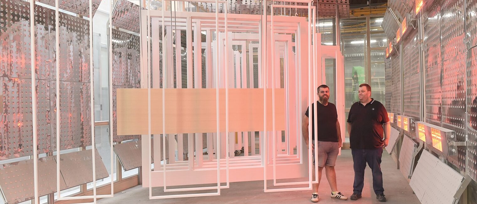Die Brüder Matthias und Stephan Müller in ihrer Großtischlerei, in der viele Abläufe automatisiert sind, hier die Trocknung von Fensterflügeln in einem speziellen Verfahren.