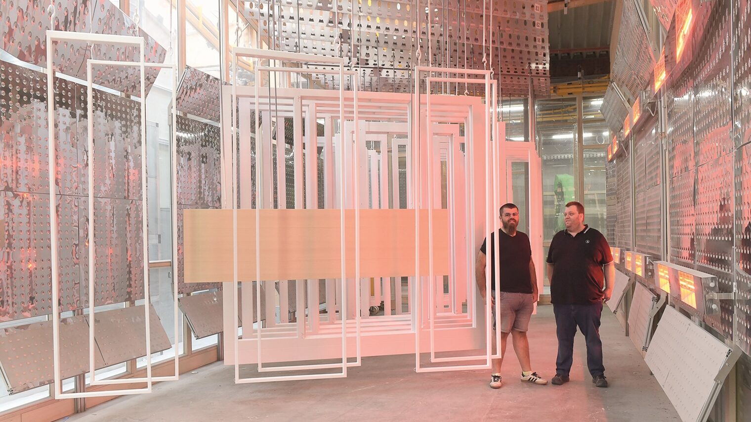 Die Brüder Matthias und Stephan Müller in ihrer Großtischlerei, in der viele Abläufe automatisiert sind, hier die Trocknung von Fensterflügeln in einem speziellen Verfahren.