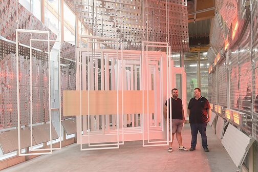 Die Brüder Matthias und Stephan Müller in ihrer Großtischlerei, in der viele Abläufe automatisiert sind, hier die Trocknung von Fensterflügeln in einem speziellen Verfahren.