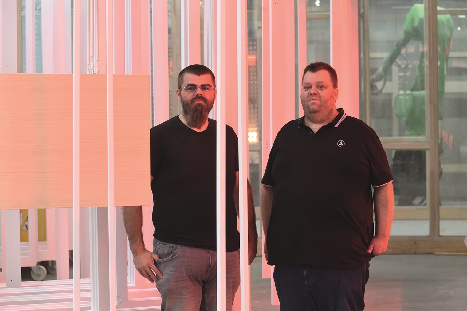 Die Brüder Matthias und Stephan Müller in einer Halle ihres Tischlerei-Unternehmens in Essen, das auf Fensterbau spezialisiert ist.