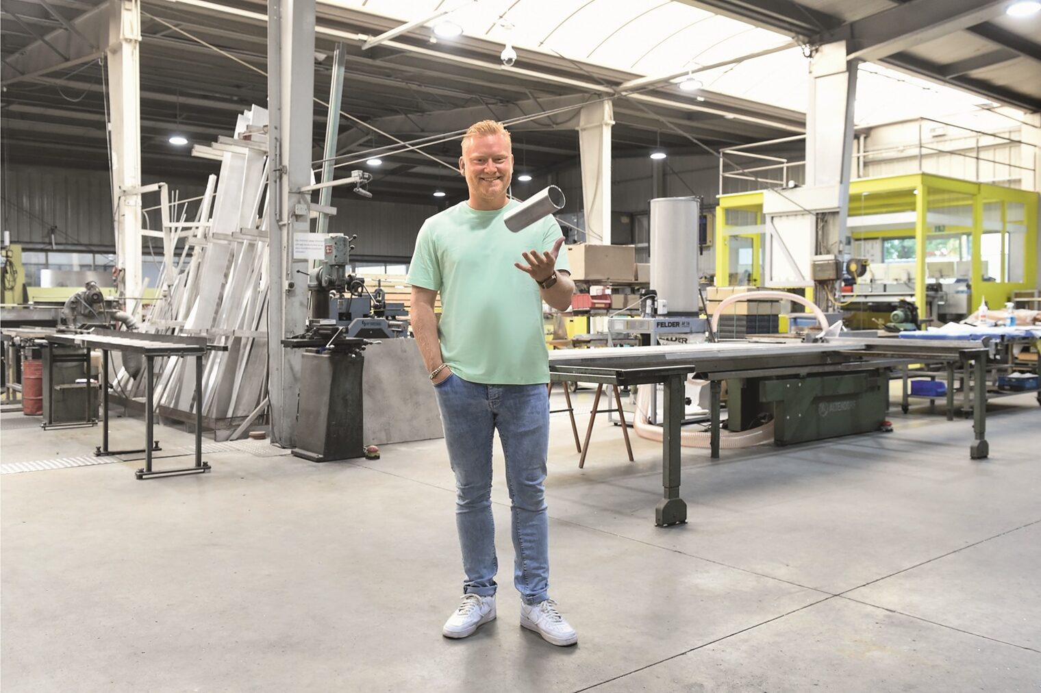 Paul Berger steht in der Halle seines Unternehmens in Kamp-Lintfort und wirft spielerisch ein Stück Metallrohr in die Luft.
