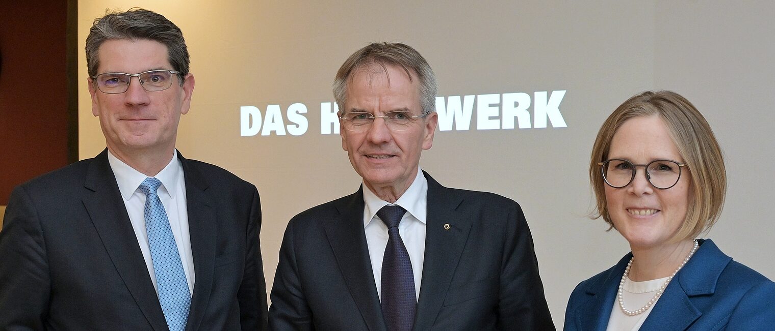 (v. l.) Prof. Dr. Hans Jörg Hennecke, Präsident Andreas Ehlert und Claudia Schulte posieren für ein Pressefoto