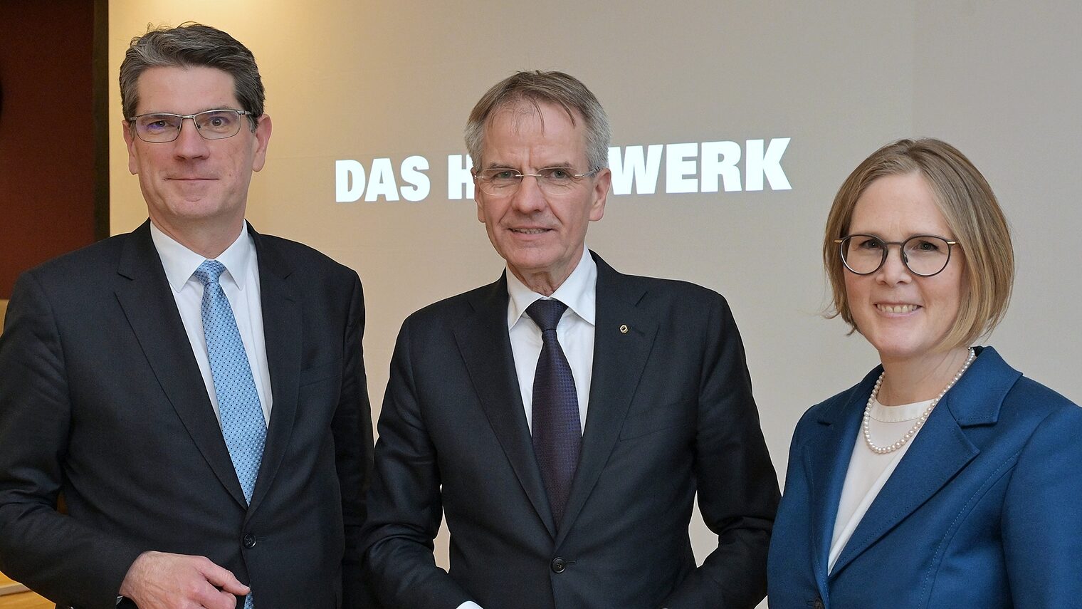 (v. l.) Prof. Dr. Hans Jörg Hennecke, Präsident Andreas Ehlert und Claudia Schulte posieren für ein Pressefoto