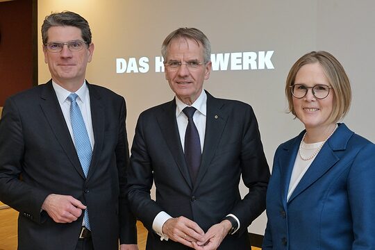 (v. l.) Prof. Dr. Hans Jörg Hennecke, Präsident Andreas Ehlert und Claudia Schulte posieren für ein Pressefoto