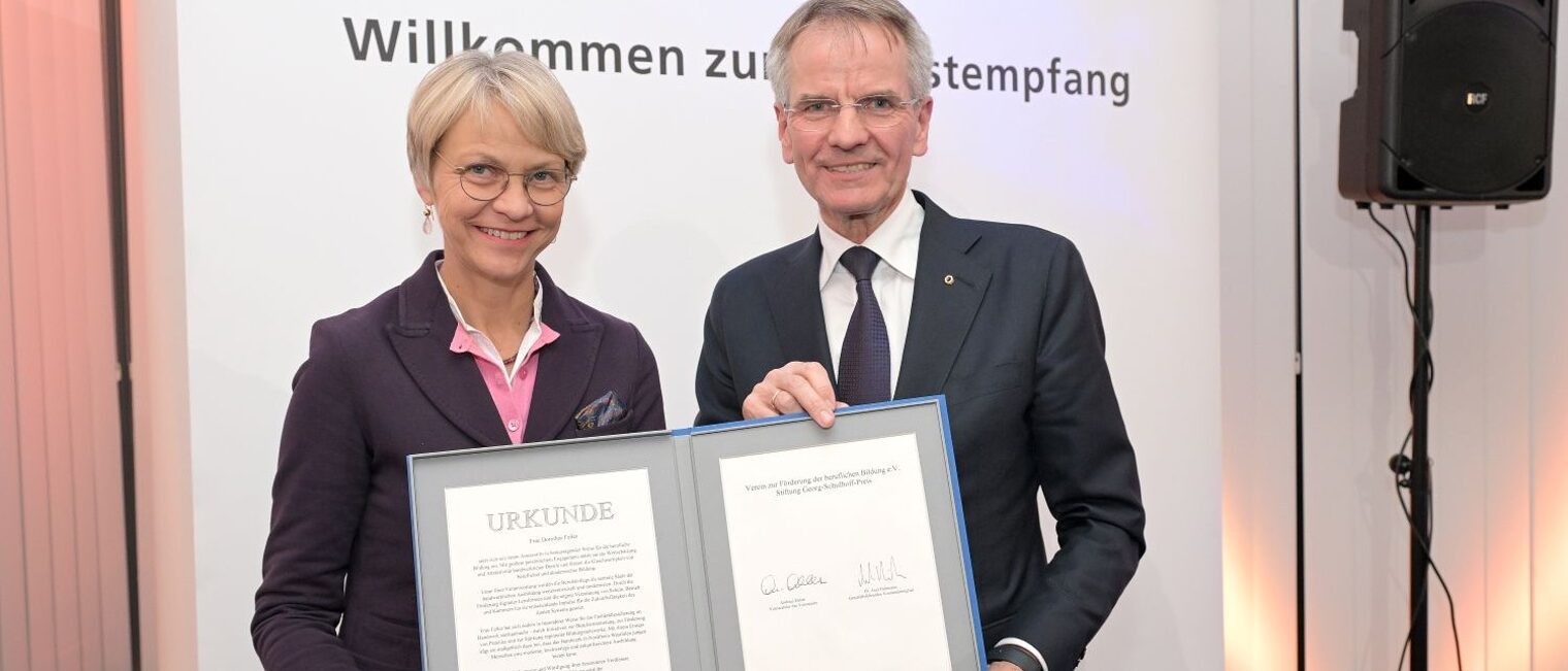 Ministerin Feller und HWK-Präsident zeigen die Urkunde des Georg-Schulhoff-Preises
