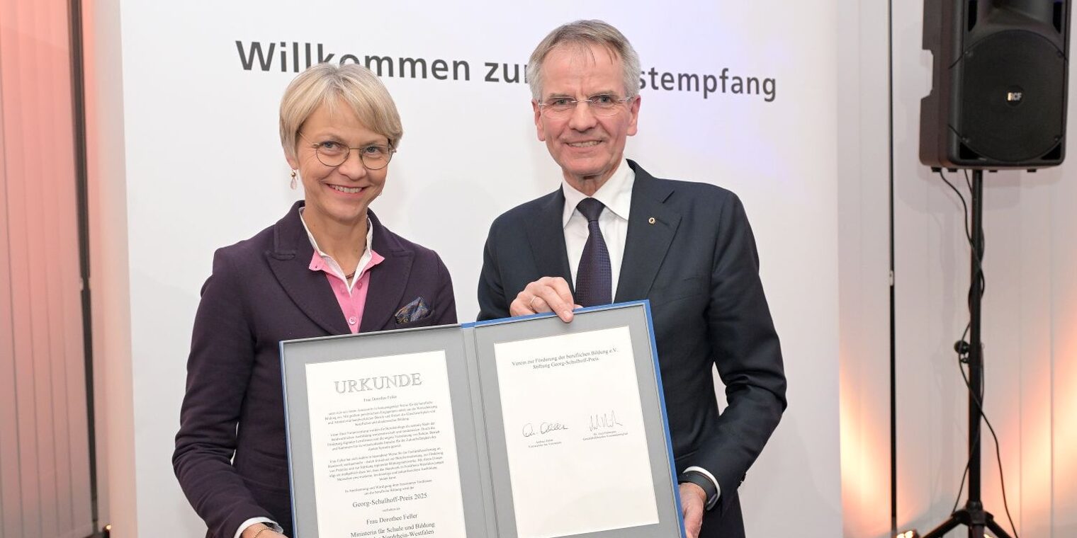Ministerin Feller und HWK-Präsident zeigen die Urkunde des Georg-Schulhoff-Preises