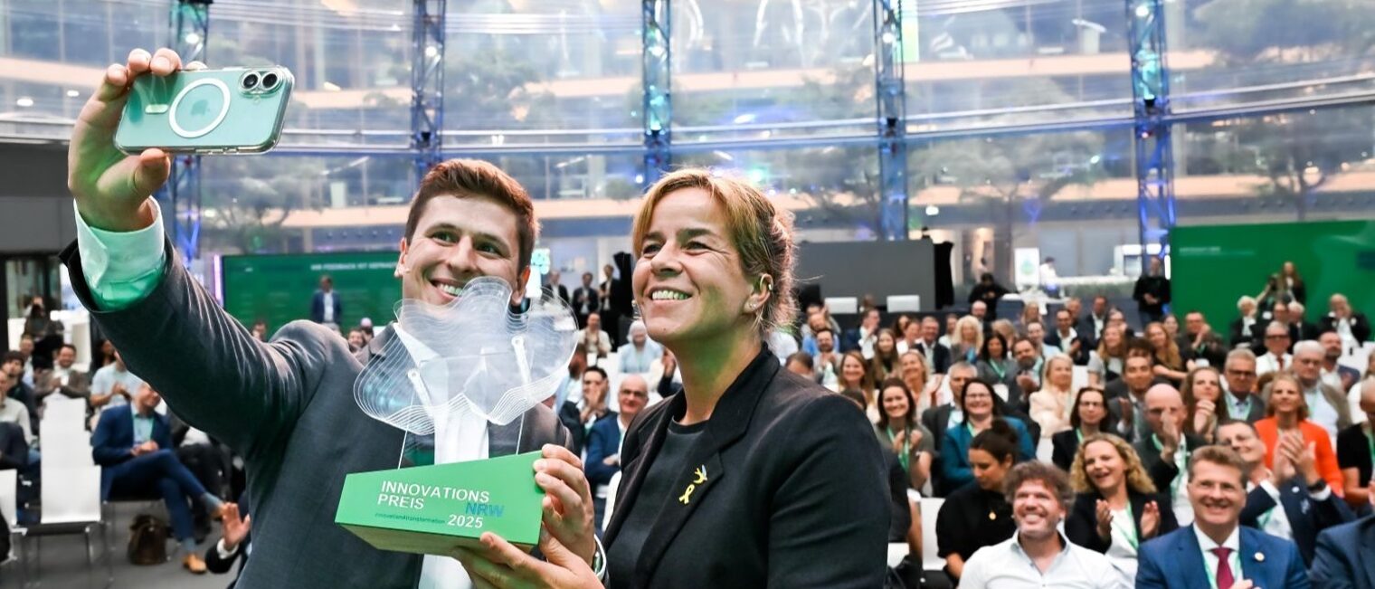 Ministerin Mona Neubauer bei der Verleihung des Innovationspreises 2025 mit Preisträger.