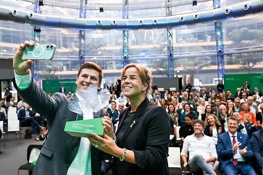 Ministerin Mona Neubauer bei der Verleihung des Innovationspreises 2025 mit Preisträger.