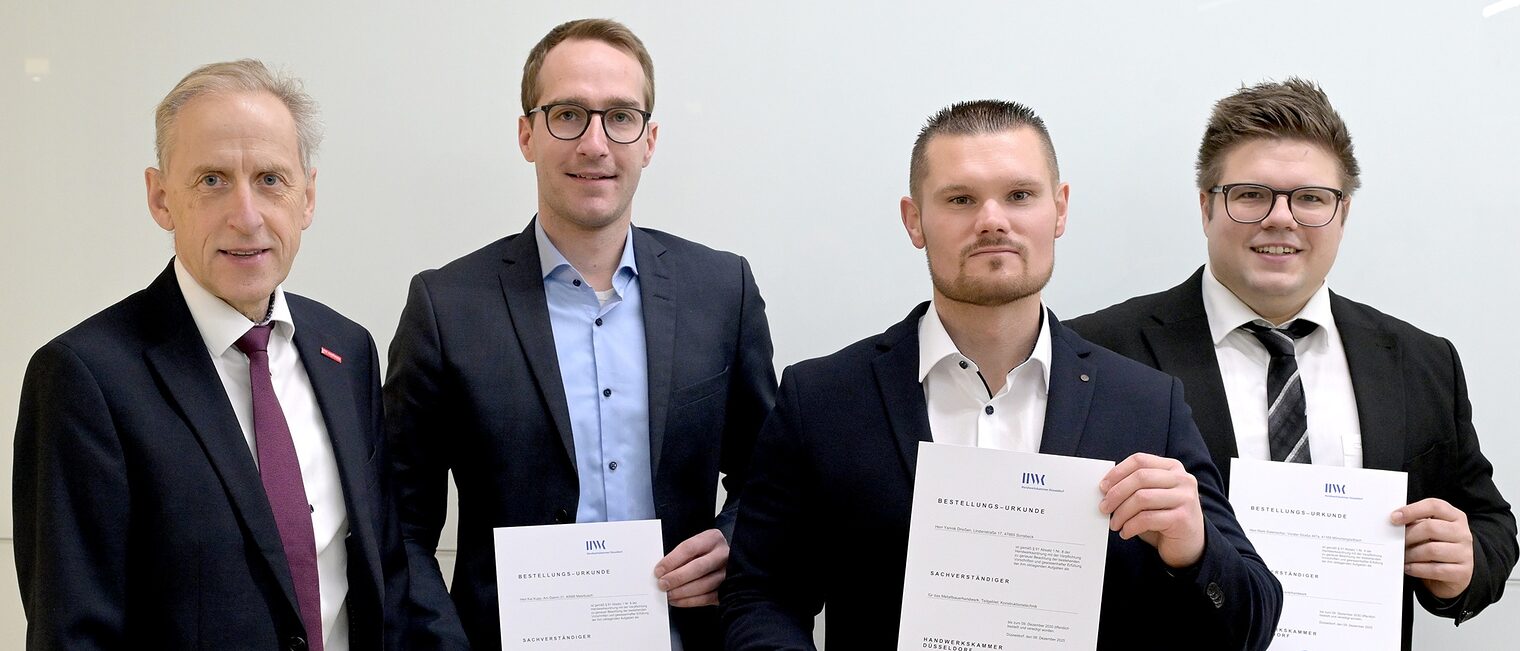 Die 3 neuen Sachverständigen posieren mit HGF Dr. Fuhrmann für ein Pressefoto. Sie zeigen die Bestellungsurkunde.