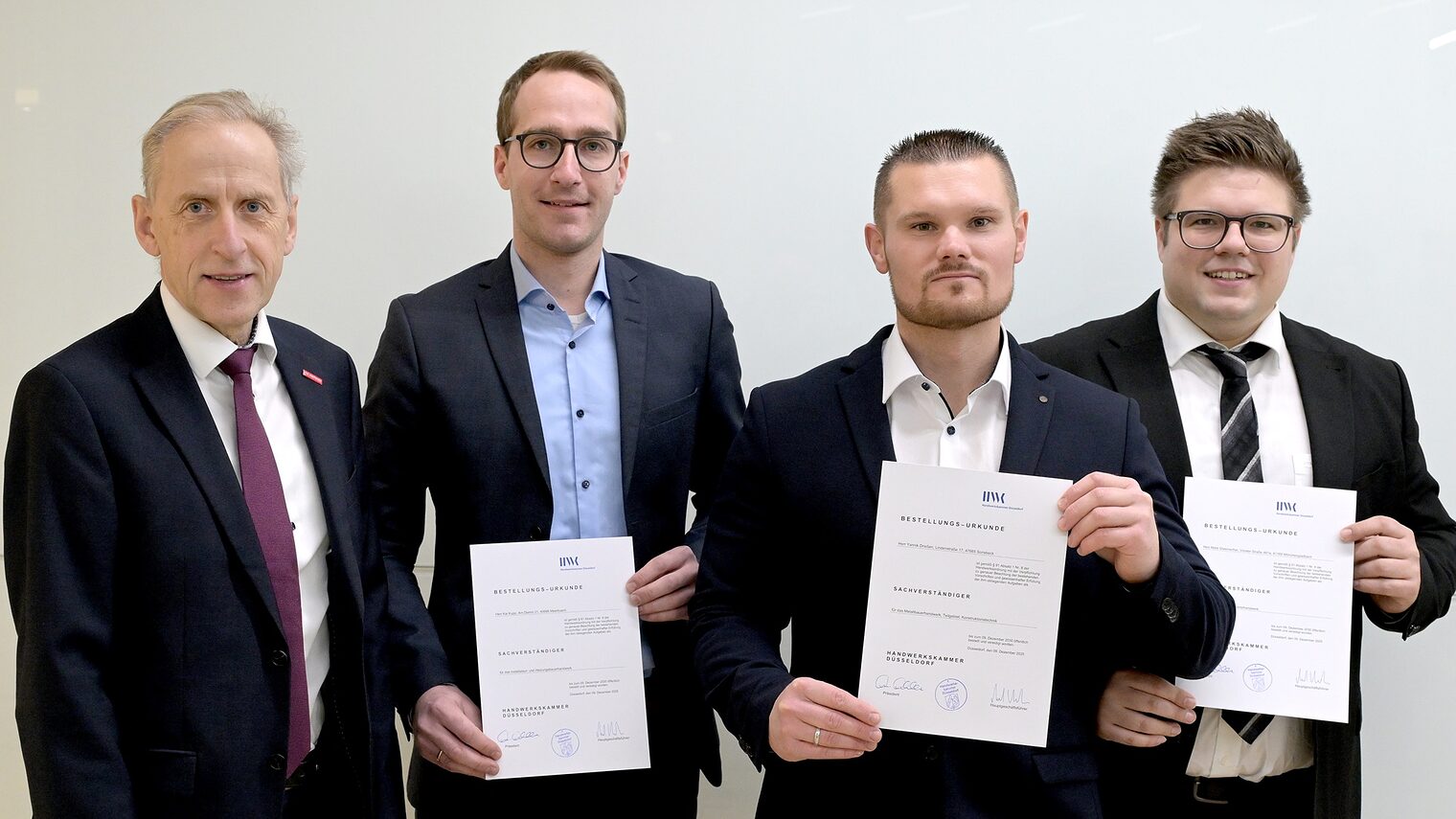 Die 3 neuen Sachverständigen posieren mit HGF Dr. Fuhrmann für ein Pressefoto. Sie zeigen die Bestellungsurkunde.